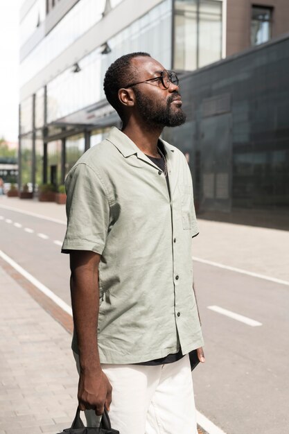 Photo medium shot man with glasses in city