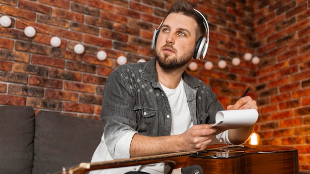 Photo medium shot man with guitar indoors