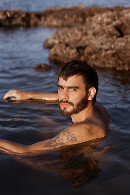 Photo medium shot man with hairy chest at seaside