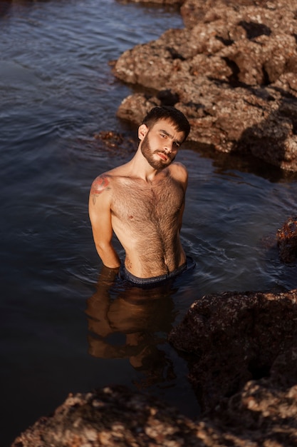 Photo medium shot man with hairy chest at seaside