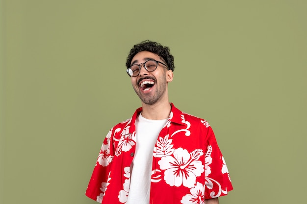 Photo medium shot man with hawaiian shirt