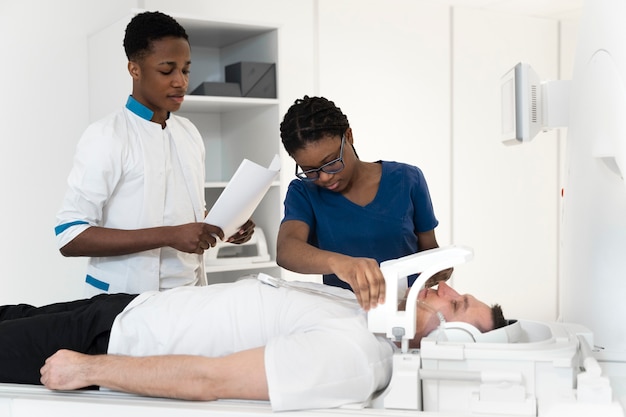 Photo medium shot man with headphones getting ct scan