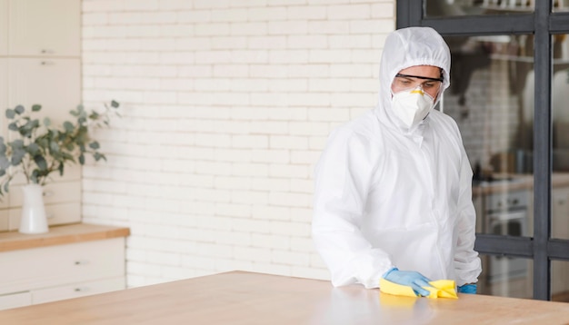 Photo medium shot man with protection equipment