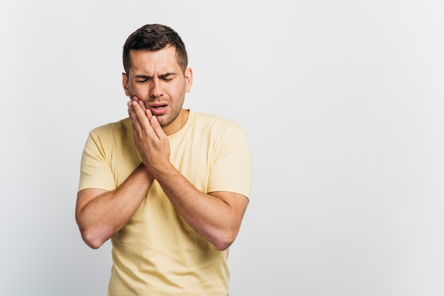 Foto colpo medio uomo con mal di denti