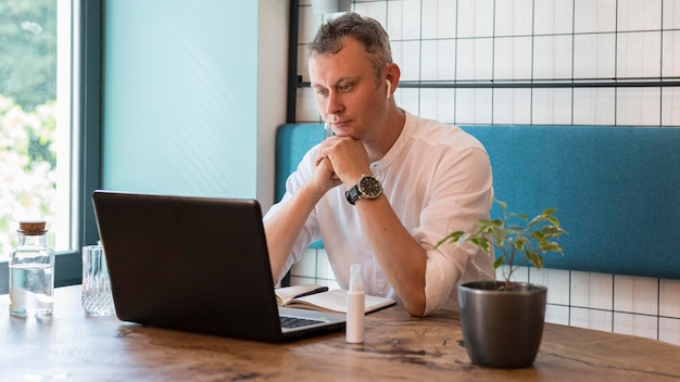 Photo medium shot man working on laptop