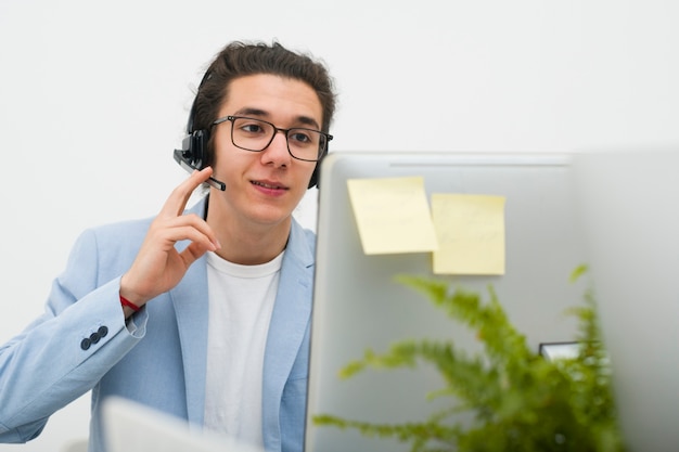 Uomo del colpo medio che lavora nell'ufficio