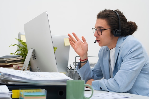 Photo medium shot man working in office