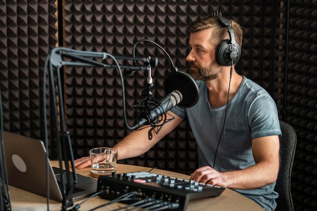 Foto uomo di tiro medio che lavora alla radio