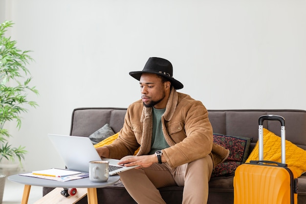 Photo medium shot man working with laptop