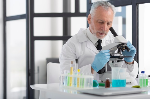 Photo medium shot man working with microscope