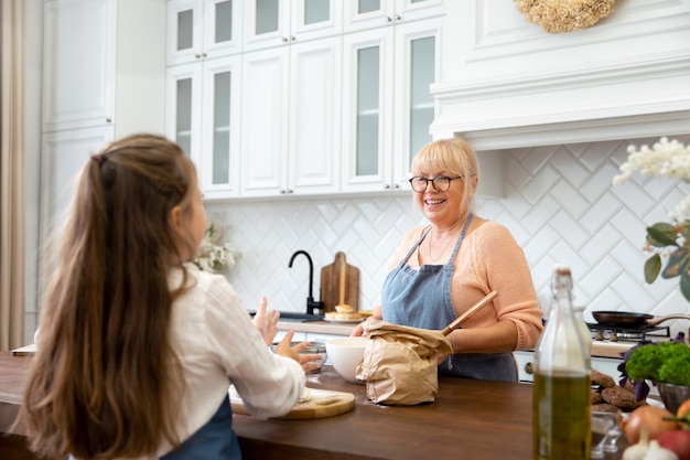 Medium shot meisje en vrouw in de keuken