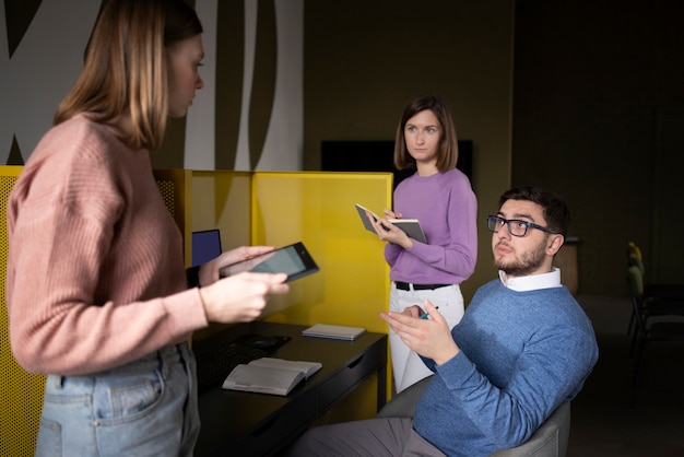 Foto medium shot mensen die discussiëren op het werk