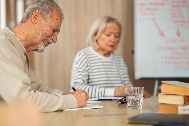 Medium shot mensen die in de klas studeren