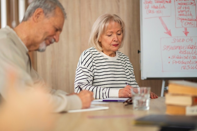 Foto medium shot mensen die in de klas studeren