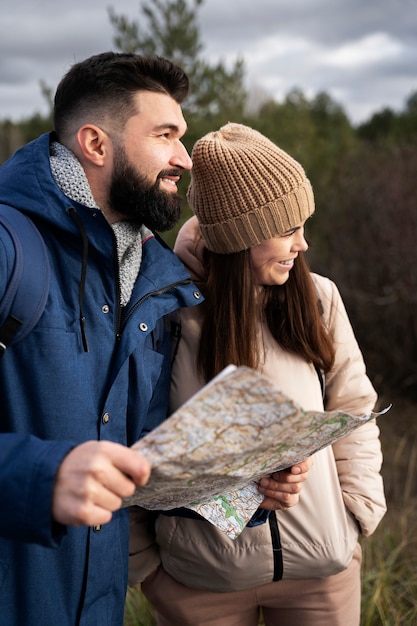 Foto medium shot mensen die reizen met kaart