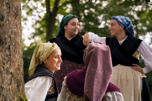 Foto medium shot mensen die traditionele kleding dragen