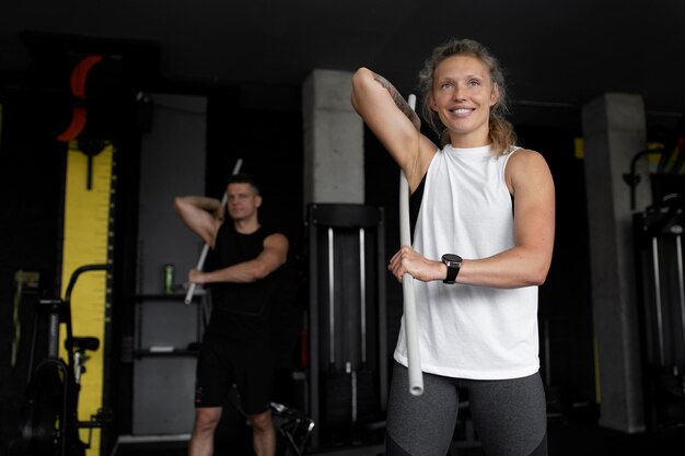 Foto medium shot mensen die trainen in de sportschool