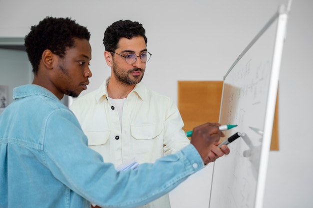 Foto medium shot mensen die wiskunde studeren