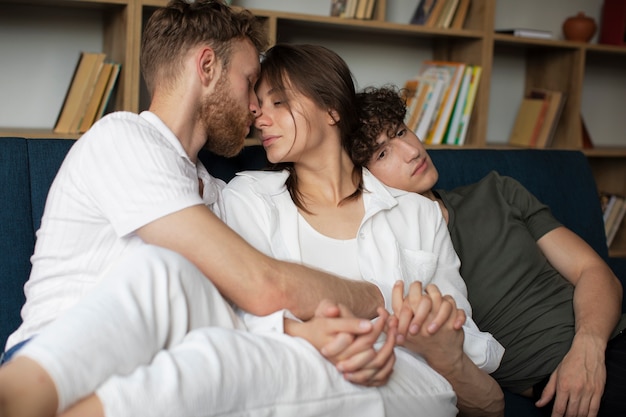 Foto medium shot mensen in een polyamorie relatie