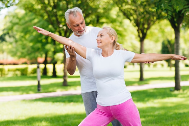 Foto medium shot mensen samen trainen