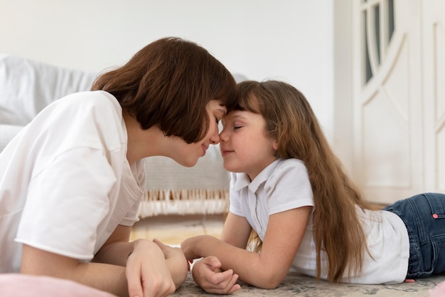 写真 ミディアムショットの母と少女が一緒に時間を過ごす