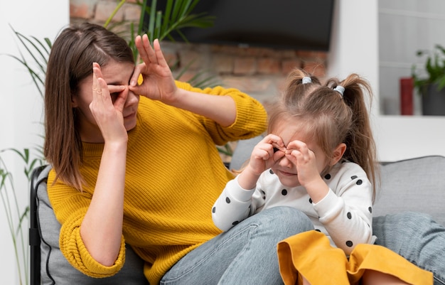 Photo medium shot mother and girl having fun