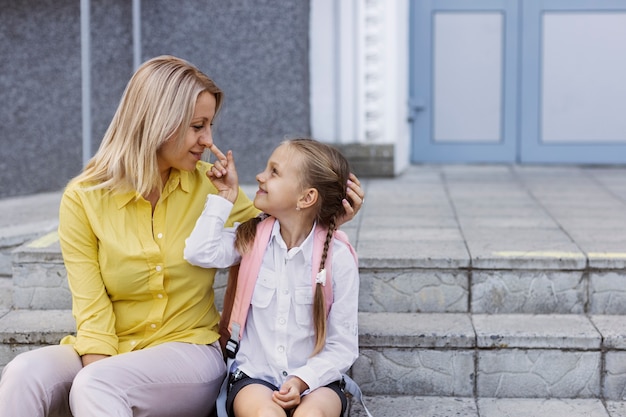 Madre e ragazza del tiro medio sulle scale