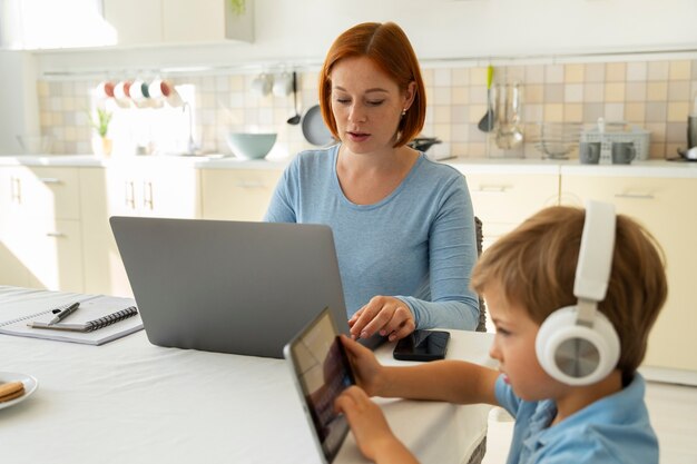 Photo medium shot mother working from home