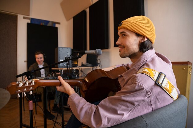 Photo medium shot musician working in studio