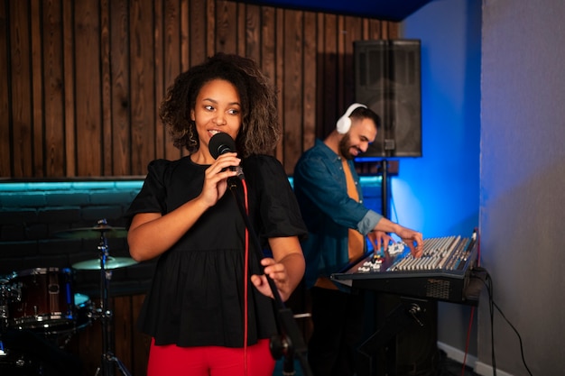 Foto musicisti di tiro medio che lavorano in studio