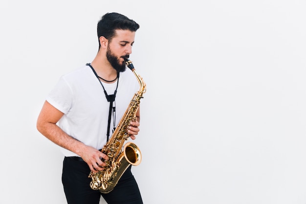 Medium shot muzikant die saxofoon speelt