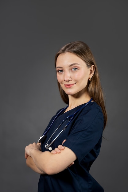 Photo medium shot nurse with crossed arms