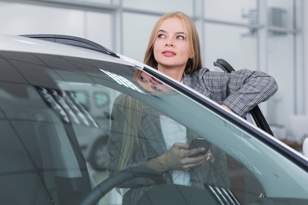 写真 離れている若い女性のミディアムショット