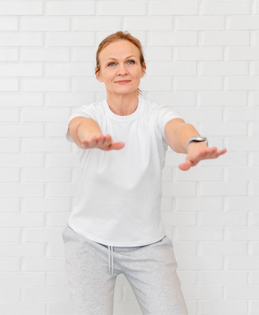 Photo medium shot old woman doing squats