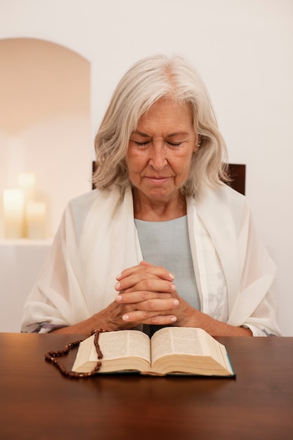 写真 祈っている中年女性を撃った