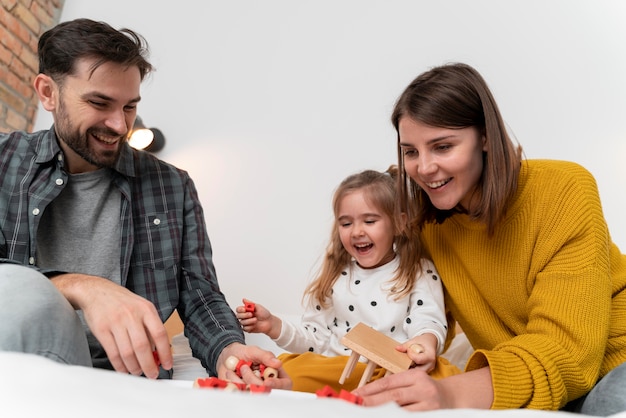 Foto medium shot ouders spelen met kind