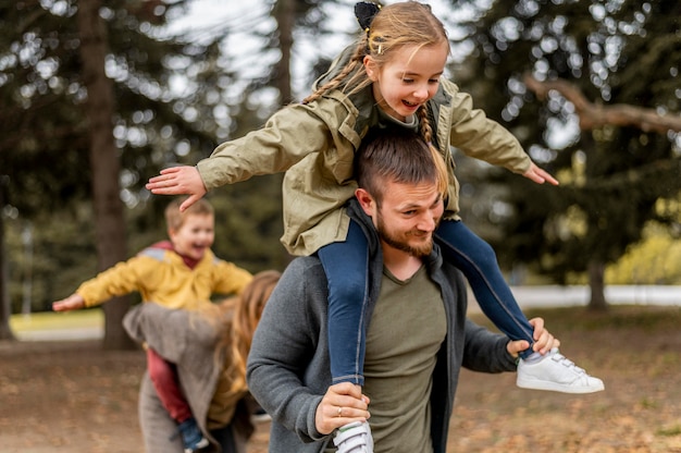 Photo medium shot parents and kids having fun