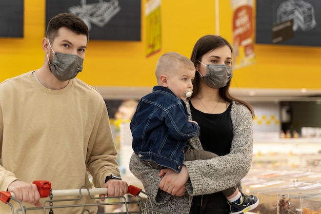 Foto genitori di tiro medio che fanno shopping con il bambino