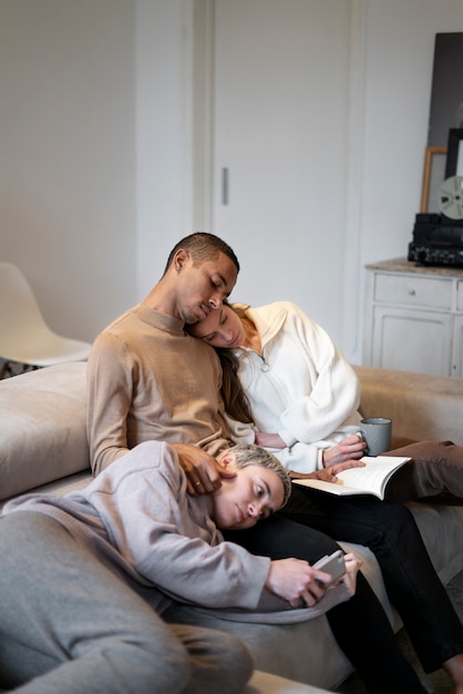 Photo medium shot partners laying on couch