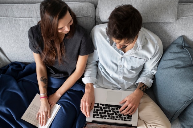 Partner di tiro medio che si rilassano sul divano