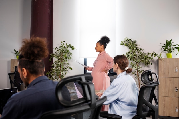 Foto persone di tiro medio alla riunione di lavoro