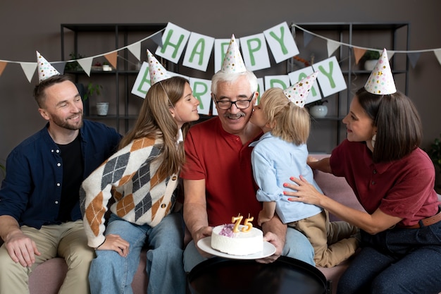 Foto persone di tiro medio che festeggiano insieme