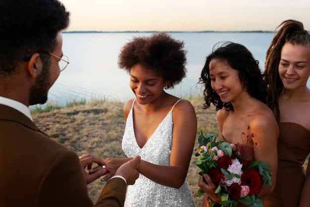 写真 自然の中で結婚式を祝う人々をミディアムで撮影した