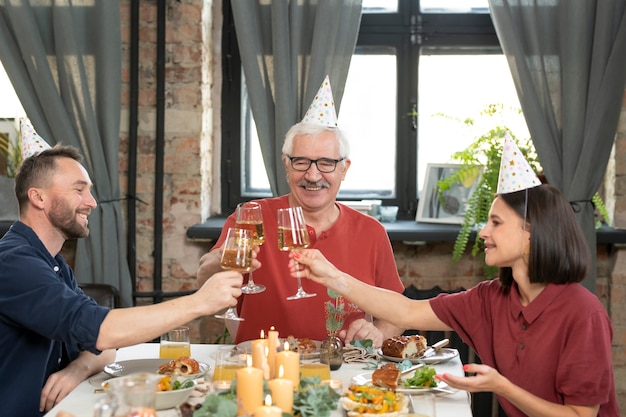 Photo medium shot people clinking glasses