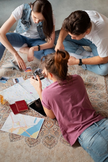 Foto persone di livello medio che fanno ricerca