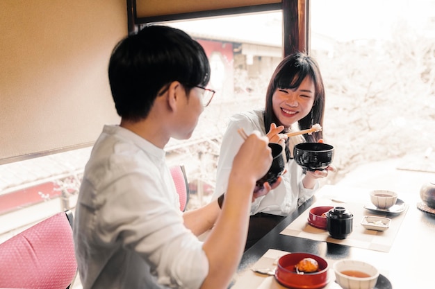 Photo medium shot people eating delicious food