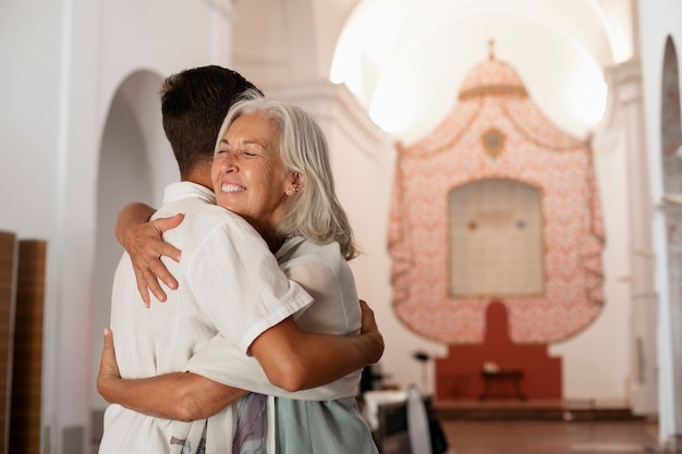 Foto medium ha sparato a persone che si abbracciano in chiesa.