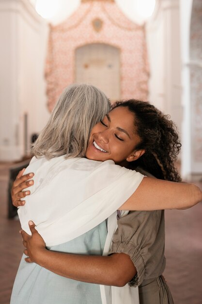 Photo medium shot people hugging in church