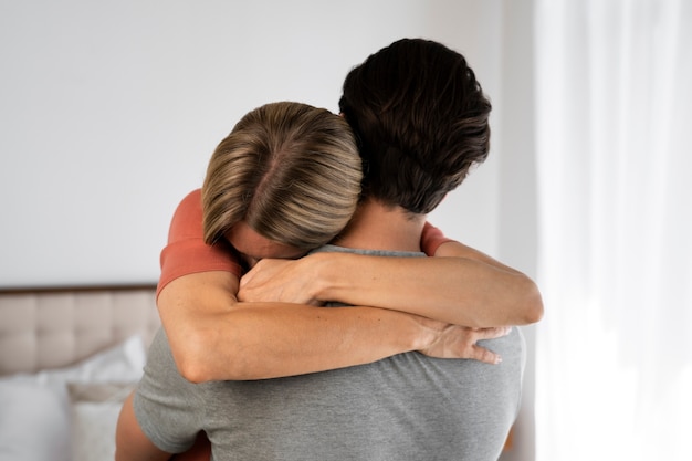 Photo medium shot people hugging indoors