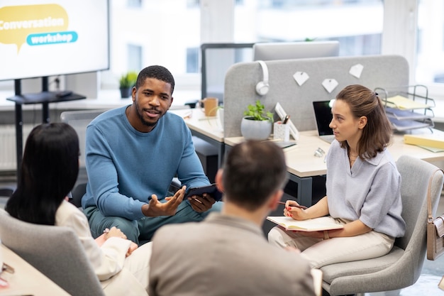 Foto persone di tiro medio che imparano insieme al lavoro